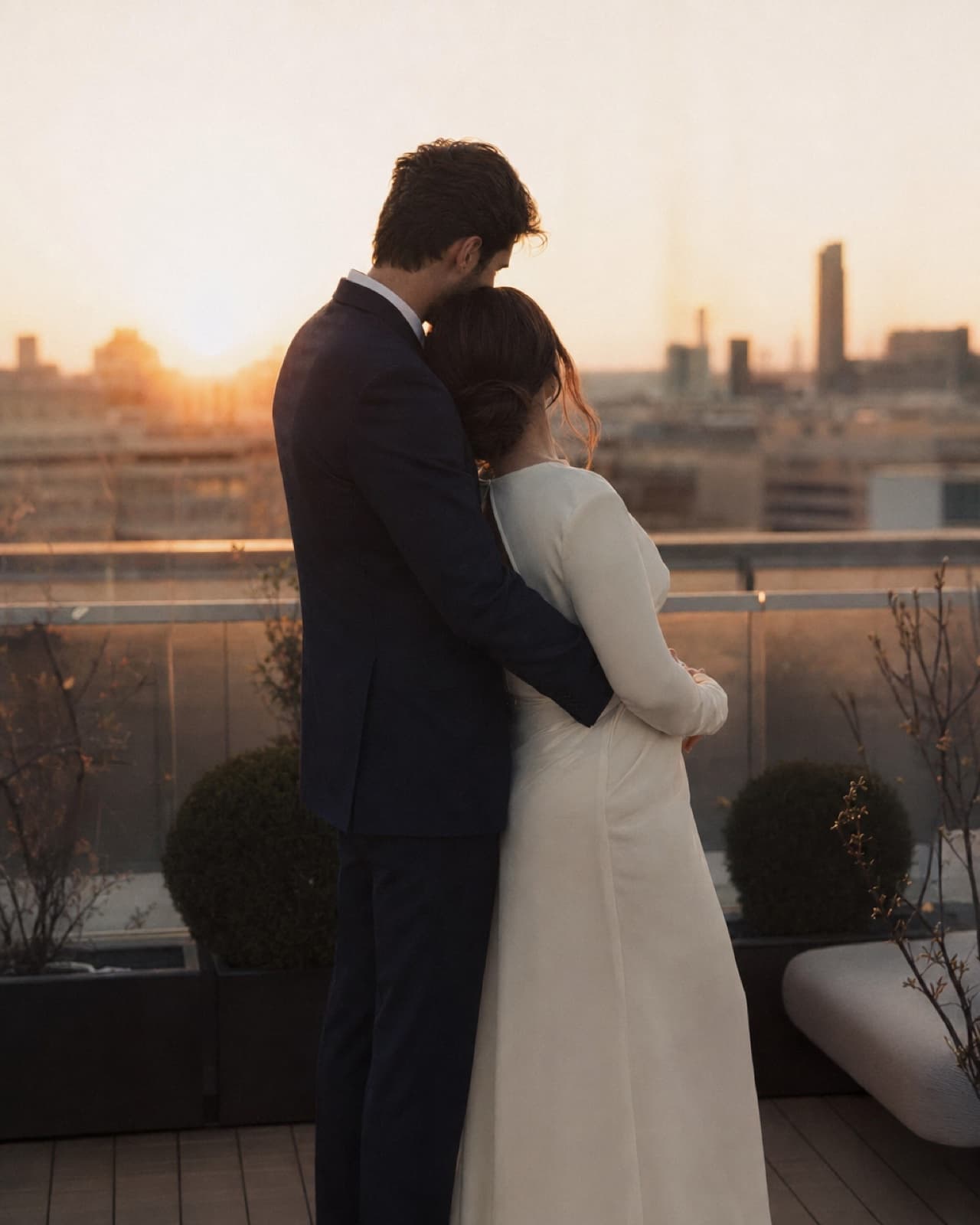 Brautpaar auf Dachterrasse bei Sonnenuntergang